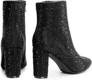 Bota de caña media con tacón cuadrado alto, completamente cubierta de strass negro. Presenta cierre lateral interno y punta ligeramente redondeada.