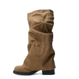 Bota de caña alta color tostado, estilo slouchy, confeccionada en gamuza sintética con múltiples tiras y hebillas decorativas oscuras en el lateral. Cuenta con tacón bajo y suela plana.