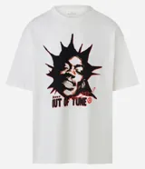 Remera blanca de algodón, corte oversized, manga corta y cuello redondo. Estampado frontal con la imagen de un rostro y la frase "Never Out O' Tune".