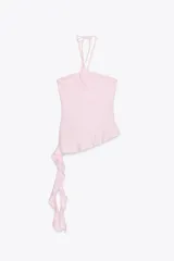 Top negro de cuello halter con lazada, escote recto y hombros descubiertos. Presenta un volante asimétrico en el lateral.