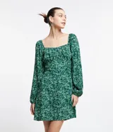 Vestido corto de viscosa con estampado floral liberty, escote cuadrado, mangas largas, busto drapeado y lastex en la espalda.