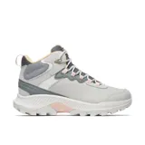 Bota de senderismo Merrell modelo Speed Strike 2, de diseño deportivo y dinámico. Confeccionada con una combinación de cuero de plena flor y ante impermeable en tonos gris claro y gris oscuro, con detalles en rosa suave. Cuenta con suela de goma adherente, entresuela de espuma EVA para mayor estabilidad y herrajes metálicos.