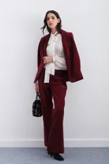 Pantalon estilo oxford confeccionado en terciopelo azul marino, con corte de tiro medio, bolsillos laterales diagonales y cierre frontal oculto.