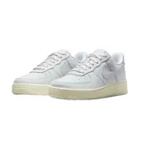 Zapatillas urbanas Nike Air Force 1 color gris claro con suela color crema.