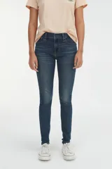 Jeans de tiro alto, calce ajustado en cadera y muslos, pierna súper ajustada y denim stretch.