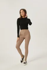 Calza de tiro alto confeccionada en tejido acanalado, con ajuste ceñido al cuerpo y diseño de largo completo.