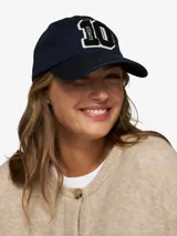 Gorra de béisbol color azul marino con visera curva. Presenta un parche frontal grande con el número "10" en blanco y negro, y la palabra "10DAYS" bordada verticalmente en el lado izquierdo del número.