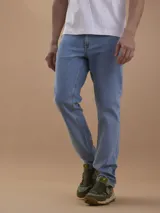 Jean azul piedra de corte recto, con diseño clásico de cinco bolsillos y cierre frontal de botón y cremallera.