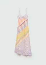 Vestido largo de diseño asimétrico con escote en pico y tirantes finos. Presenta un estampado de cuadros multicolor con detalle fruncido en el pecho y cierre lateral con cremallera.