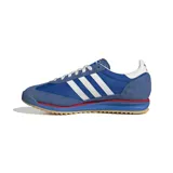 Championes Adidas SL 72, color azul con detalles en blanco y rojo. Capellada de nylon con refuerzos de gamuza, entresuela de EVA y suela de goma estriada.
