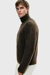 Polera de punto texturizado en color marrón oscuro, con cuello alto acanalado y puños y bajo con terminación acanalada. Presenta un corte estándar.