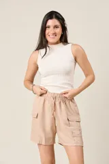 Short color beige con cintura elástica ajustable con cordón, bolsillos laterales y bolsillos cargo con solapa en los muslos.