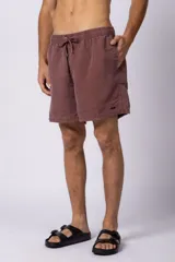 Short de baño de corte clásico con cintura elástica y cordón ajustable. Presenta un acabado efecto lavado vintage, bolsillos laterales y un pequeño logo bordado en la parte inferior.