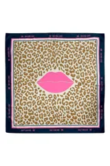 Pañuelo cuadrado con estampado de leopardo en tonos beige y marrón, con una ilustración central de labios en color fucsia. Presenta un borde azul marino con la inscripción 'OREIRO LOVE' y detalles lineales en rosa.