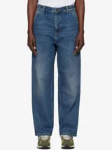 Pantalón de jean de corte recto, color azul lavado, con bolsillos laterales y traseros.