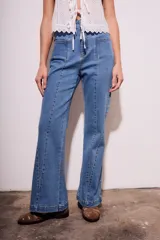 Pantalón de jean azul de corte flare y tiro medio.