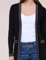 Cardigan de punto acanalado color verde, con bolsillos simulados y ribetes en contraste blanco en la apertura frontal, puños y bolsillos, de manga larga y diseño abierto.