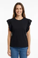 Remera negra de algodón con cuello redondo y mangas cortas adornadas con volados fruncidos.