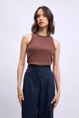 Musculosa de algodón acanalado con cuello redondo, corte ajustado y diseño sin mangas.
