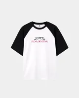 Remera estilo raglán con cuerpo blanco y mangas cortas negras. Presenta un estampado frontal con un galgo en movimiento y la palabra KABOA en color fucsia.