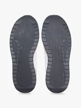 Zapatillas estilo runner Tommy Hilfiger confeccionadas en materiales mixtos de cuero y textil. Presentan una combinación de colores blanco, detalles en rosado y celeste en la parte trasera, con suela tonal y cordones frontales.