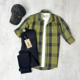 Camisa de manga 3/4 con cuello italiano y estampado a cuadros verde oliva y negro.