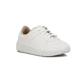 Zapatillas blancas de cuero sintético con cordones y suela plana.