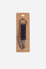 Llavero de cuero negro con mosquetón metálico plateado y aro para llaves.