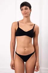 Bombacha tipo vedetina de algodón con doble tejido delantero y trasero, diseñada sin costuras visibles para mayor comodidad y suavidad.