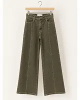 Pantalón de jean ancho con costuras verticales al frente y diseño de pernera amplia.