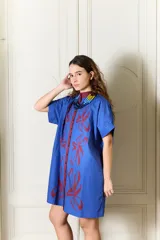 Vestido corto azul con estampa de flores XL en color bordó, fit oversized y relajado, cuello mao, mangas cortas, bolsillos y botones frontales.