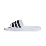 Ojotas tipo slide unisex Adidas Adilette Shower, color blanco con tres tiras negras en la capellada. Cuentan con plantilla anatómica con tecnología Cloudfoam para amortiguación.