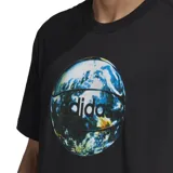 Remera negra adidas Originals de manga corta, cuello redondo y corte clásico. Presenta un estampado circular en el pecho con la imagen del planeta Tierra diseñada con textura de pelota de básquet y el logo de la marca al centro.