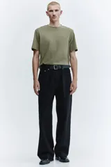 Remera de algodón verde militar con cuello redondo y mangas cortas, de corte estándar.