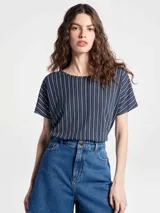Blusa de manga corta con cuello redondo, confeccionada en tela con estampado de rayas verticales finas en tonos azul marino y blanco.