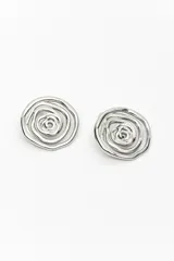 Par de aros plateados con diseño circular en relieve que simula una rosa abstracta en espiral.
