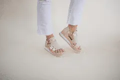 Sandalias de cuero color beige con plataforma y detalles dorados.