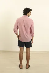 Camisa de manga larga confeccionada en una mezcla de algodón y lino, con cuello abotonado, cierre frontal de botones y un bolsillo en el pecho.