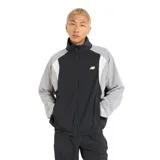 Campera deportiva New Balance negra con detalles en gris y blanco, cierre frontal y logo bordado en el pecho.