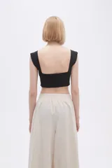 Top corto de viscosa color negro, con escote cuadrado y breteles anchos.