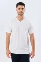 Remera básica azul marino de manga corta, con escote en V, calce cómodo y detalle de logo bordado en el pecho.