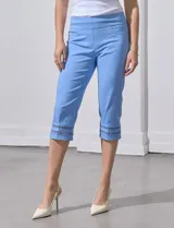 Pantalón capri blanco de gabardina elastizada, marca Ruby Rd. Tiene pretina ancha elastizada, bolsillos simulados en la parte delantera y detalle de puntilla en el ruedo.