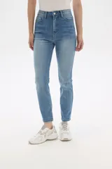Pantalón de jean azul de tiro alto, corte skinny y cinco bolsillos.