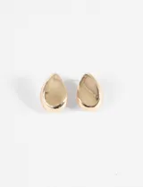 Aros tipo caravanas con forma de gota, color dorado.