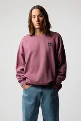 Buzo color lila con logo bordado en el pecho.