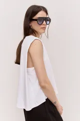 Musculosa blanca de corte cropped y recto, con cuello redondo y hombros estructurados.