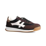 Championes deportivos de diseño urbano, combinando paneles de cuero sintético negro, gamuza marrón y detalles en blanco. Presenta un detalle de estampado animal print en el talón y suela de goma con base dentada.