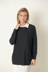 Buzo fino color negro con detalle de líneas en diagonal del mismo material y cuello redondo.