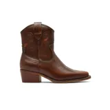 Bota texana de cuero color marrón con diseño de costuras decorativas en el lateral y en la puntera. Presenta un taco cuadrado de altura media y un corte clásico de caña media.