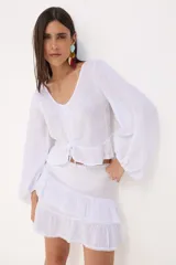 Minifalda azul de lino con dos volados superpuestos, terminación de encaje en los bordes.